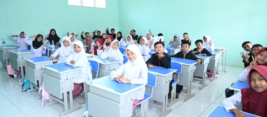 Revitalisasi Sekolah Gerakkan Ekonomi Lokal mulai dari Ruang Kelas Baru sampai Lapangan Kerja